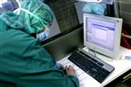 "Vi bruger mere tid foran computeren end med patienten," siger overlæge. Ny rapport viser, at sygehusenes sundhedspersonale på seks år spilder, hvad der svarer til over 1600 fuldtidsstillinger.