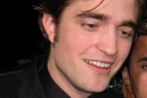 Robert Pattinson er single