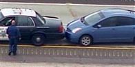 Her en Toyota Prius, som bliver standset af politiet i USA, efter speederen satte sig fast. Nu kalder firmaet otte modeller hjem på grund af motorfejl.