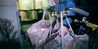I de store byer er det hårdt fysisk arbejde at dele aviser ud. I vinter fik flere avisbude lungebetændelse af at stå og vente i nattefrosten.