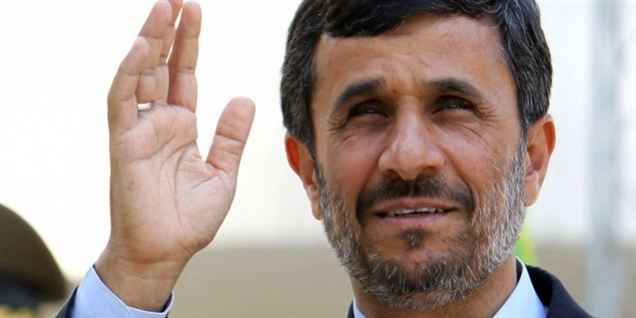 Irans præsident Mahmoud Ahmadinejad langede flere gange ud efter VM-blæksprutten Paul under en tale i Teheran i weekenden.