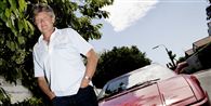 "Hvis de andre velhavende flytter til Nordsjælland, flytter man med," siger ejendomsmægler Jan Fog, der selv bor nord for København sammen med sin røde Ferrari 348 Spider..