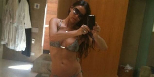 Demi Moore lægger bikinibilleder på Twitter