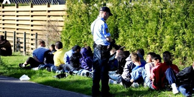 54 anholdt foran Jonnis nazihus