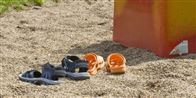 Personalet i vuggestuen glemte lille Sara på et år, da de lukkede. Faren fandt hende grædende i sandkassen. Forældrene har politianmeldt personalet.