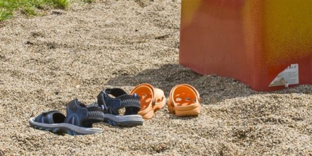 Etårig glemt i vuggestuens sandkasse
