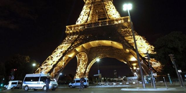 Kvindelig selvmordsbomber er løs i Paris