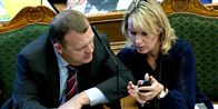 Henriette Kjær var stand-in for Lene Espersen under debatten. Espersen var der kun om formiddagen - her deler hun nyheder med Lars Løkke.