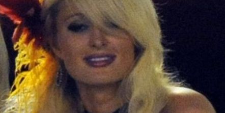 Paris Hilton smider tøjet - igen