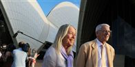 Den 66-årige søn af Jørn Utzon er blevet overfaldet og tæsket i Sydney. Her ses han sammen med sin søster foran Operahuset i Sydney, som deres far har tegnet.