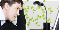 "Jeg har lige 20 milliarder mails, jeg skal svare på, så skal jeg være der." Mange har hørt fortravlede chefer udsætte samtaler og aftaler med henvisning til voldsomme elektroniske postmængder. Men de stresser også helt almindelige lønmodtagere.