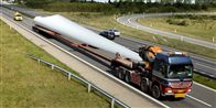 Det kræver koncentration at sidde bag rettet i både følgebilen og i lastbilen i denne vindmølletransport. Og det kræver, at man finder sig, at medtrafikanterne viser fuck-fingre.