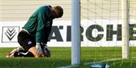 Den pensionerende målmand i United Edwin van der Sar vil hellere have landsmand som afløser end Lindegaard.