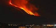 Sådan så vulkanudbruddet onsdag aften ud fra den nærliggende by Catania, der er den næststørste by på Sicilien.