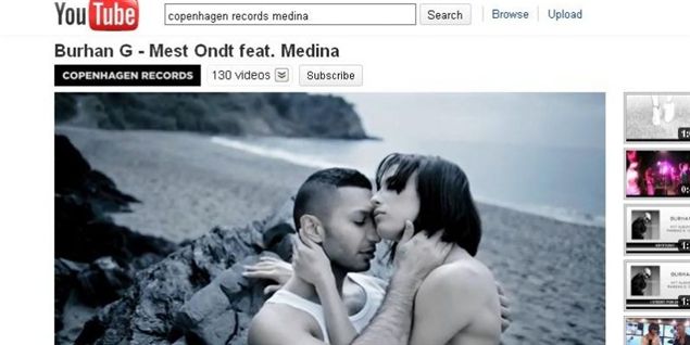 Medina stolt af sine bare bryster