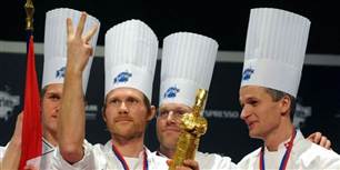 Rasmus Kofoed ses her med vindertrofæet til Bocuse d'Or d. 26. januar i år. En statuette han tidligere har fået med hjem i bronze og sølv. I tredje forsøg fik han guldet