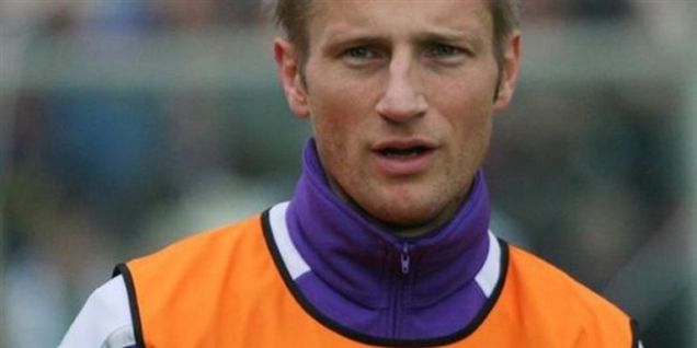Fodboldstjerne bliver i barndomsklub