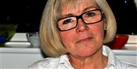 "Omgående brændte og sved det i munden og svælget, og hele vejen ned i maven. Jeg rejste mig, fik hedeture, og der bredte sig en gennemtrængende stank af salmiakspiritus i lokalet," siger Lone Nyboe