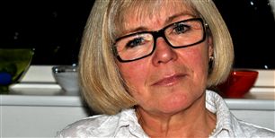 "Omgående brændte og sved det i munden og svælget, og hele vejen ned i maven. Jeg rejste mig, fik hedeture, og der bredte sig en gennemtrængende stank af salmiakspiritus i lokalet," siger Lone Nyboe