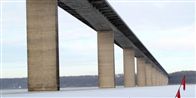 Vejle fjord broen blev torsdag spæret efter en mand sprang ud fra broen.