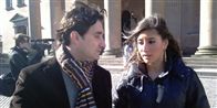 Sarah Abdul Hadi og Fathi El-Abed foran Købehavns Byret. De har netop afleveret en stævning mod Birthe Rønn Hornbech og Søren Pind.