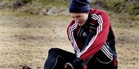 Nicklas Bendtner få sekunder efter han blev skadet. Her kan man tydeligt se smerten i stjerneangriberens ansigt. Det er endnu uvist, om den lange angriber kan spille mod Norge.