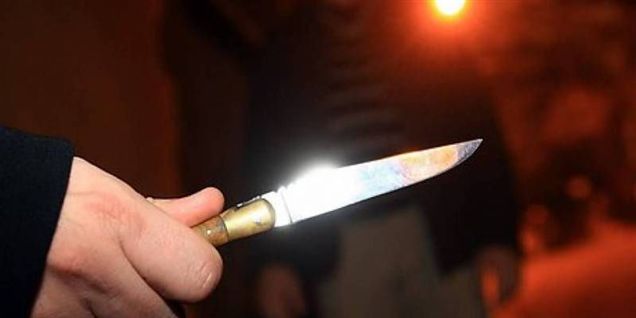Overfaldt sin kone med kniv på hendes arbejde