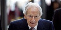 Mærsk McKinney Møller ankommer til generalforsamlingen i Bella Centeret. Her præsenterede Mærsk-ledelsen et rekordstort overskud. Overskuddet i 2010 blev på 28,2 mia. kr. efter skat. Samtidig beskyldes selskabet for at underbetale ansatte.