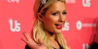 Smækre Paris Hilton er altid med på en modefest og en 'photo op'. Her vinker hun til de mange fotografer på den røde løber til Us Weekly-festen.