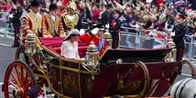 Efter selve vielsen kører prins William og prinsesse Catherine i karet gennem Londons gader til Buckingham Palace.