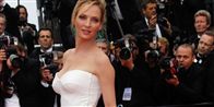 Hvis man ikke vidste, at der var Cannes-festival, kunne man tro, at Uma Thurman skulle giftes. Her går hun på den røde løber i kridhvid kjole med festlig kavalergang.