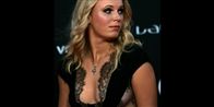 Caroline Wozniacki er den sportskvinde i verden, der er mest værd. Her viser hun også andre sider af sine talenter frem.