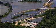 Myndighederne har lukket Highway 61 i Mississippi af frygt for at trafikken skal øge presset på dæmningerne.