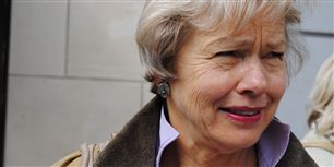 Kunne du tænke dig at få en au pair? "Ja, det kunne jeg da godt. Hvis jeg fik en au pair skulle hun ordne min blomster på altanen, vaske mig og hygge om mig," siger Wivi Ravn, 66 år, der bor alene i ejerlejlighed i Karslunde: "Jeg læste om den nye au pair-ordning i Berlingske og tænkte straks, at det da er en rigtig god ide, at man kan få hjælp til en overkommelig pris. Jeg har ikke brug for en au pair lige nu, men om nogle år kunne det da være en rigtig god løsning."