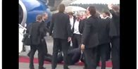 Assistenttræneren på det finske ishockeylandshold tog lidt af et styrt ud af flyet, da de nykårede verdensmestre ankom til Helsinki.
