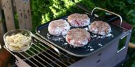 Det er skønt med en lækker, saftig hakkebøf på sommergrillen. Men ikke hvis den er fyldt med salmonella og får dig til at kaste op og få diarré.