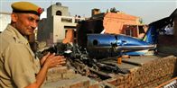 Beboerne i en forstad til den indiske hovedstad New Delhi så målløse til, da et lille ambulancefly onsdag styrtede ned i deres kvarter.
