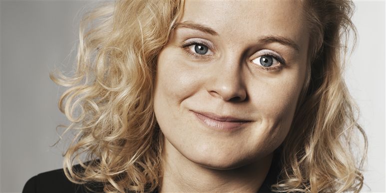 Charlotte Dyremose, konservativt folketingsmedlem, formand for Folketingets Uddannelsesudvalg. Valgt i København Omegns Storkreds, som Glostrupkredsen er en del af: "Det er aldeles uhørt, at der forekommer misbrug af AMU-midler i det omfang, som den senere tids eksempler har afdækket. Alle sager skal undersøges til bunds, lige som vi lovgivningsmæssigt bliver nødt til at sikre en bedre kontrol. Det er brandhamrende ærgerligt, for det betyder, at man kommer til at lave mere rigide regler. Men det er åbenbart nødvendigt, hvis man vil det her misbrug til livs. Jeg har den holdning, jeg har, uanset hvem det gælder. Men jeg har ingen kommentarer til konkrete personsager." Foto: Folketinget