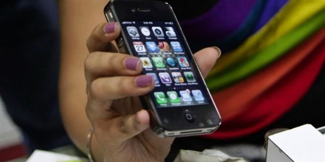 Små poder i børnehaveklassen taler i mobil