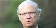 Avisen Aftonbladet afslører i dag, at Kong Carl Gustaf og hans venner har taget bad med nøgne stripper ved adskillige lejligheder.