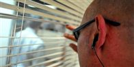 Tre skadesinspektører fra forsikringsselskabet Topdanmark er nu sigtet for at have overvåget kvinde på privat grund.