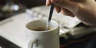 Det er nu rart med en kop frisk og varm kaffe, men drikker du for meget, kan ende som en tosse, alle kollegerne er bange for.