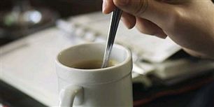 Det er nu rart med en kop frisk og varm kaffe, men drikker du for meget, kan ende som en tosse, alle kollegerne er bange for.
