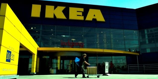 Unge tyve tog kvælertag på IKEA-udbringer