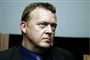 Løkke smider  gamle penge  på bordet