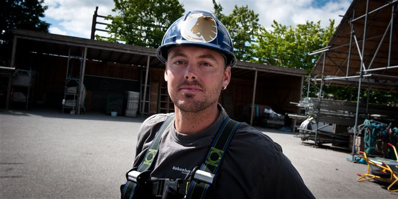 "Hele uddannelsen til stilladsarbejder er jo bygget op omkring AMU-kurser, så branchen her bliver ekstra hårdt ramt, hvis Undervisningsministeriet vil spare penge," siger Peter Østersøe. Han har været stilladarbejder i ti år, og underviser nu i stilladsmontage på Københavns Tekniske Skole i Glostrup. Stilladsbranchen opsuger både ufaglærte og faglært arbejdskraft fra andre brancher. Et AMU-kursus i stilladsmontage er adgangsbillet til branchen. Kurset er en forudsætning for den toårige uddannelse som stilladsmontør. Foto: Søren Elkrog Friis