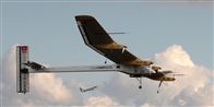 El-flyet Solar Impuls på sin første internationale flyvning. De 600 kilometer blev tilbagelagt med en gennemsnitshastighed på 42 kilometer i timen.