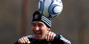 I dag fylder den lille troldmand fra Argentina 24 år. Her går han efter bolden til en træning med det argentinske landshold i Buenas Aires. Argentina er værter for den sydamerikanske fodboldturnering Copa America, der starter i juli.