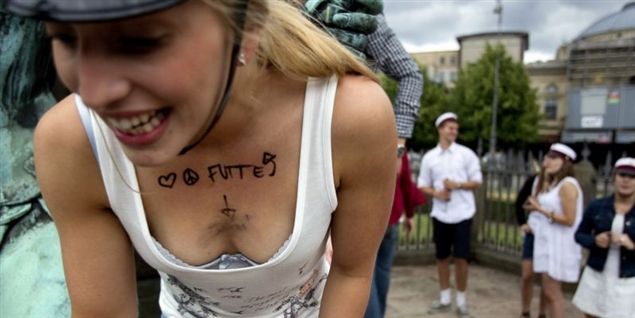 Se de vilde, hvinende, hvidklædte huer feste