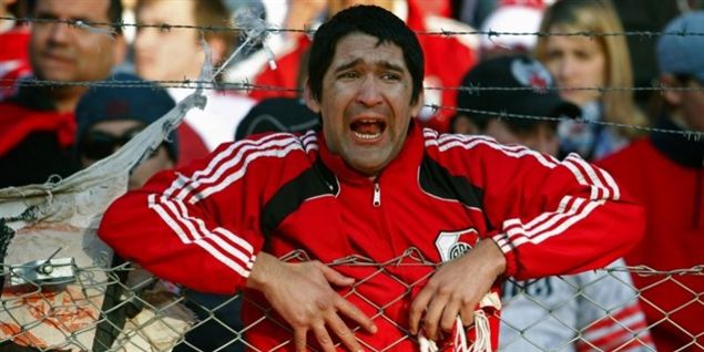 Se flæbende argentinere gå nedryknings-amok